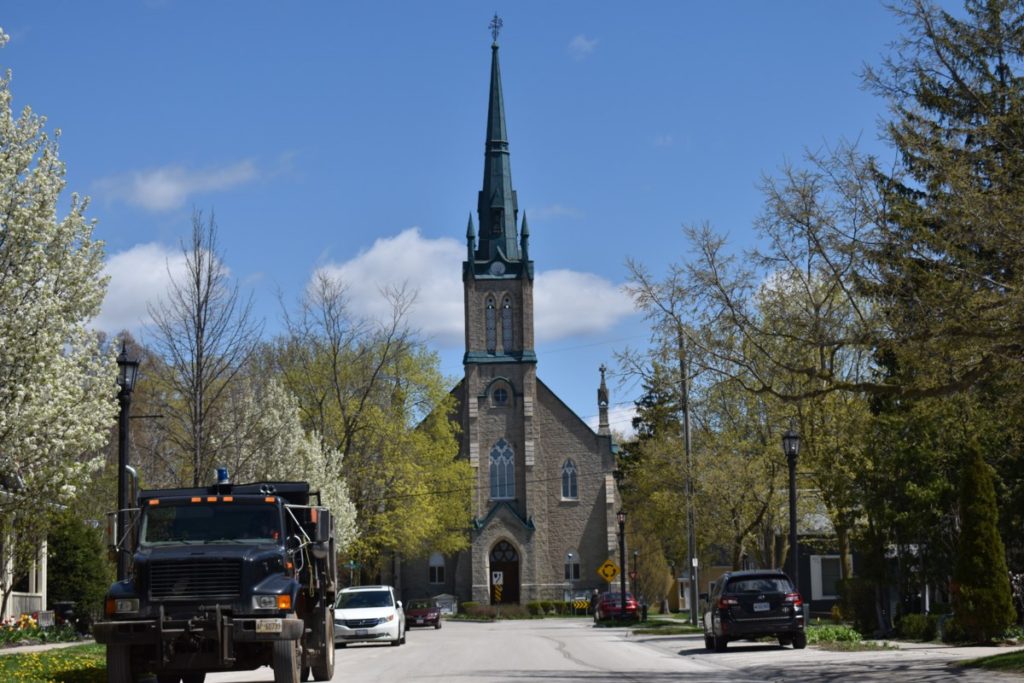 Elora church losing its iconic roof colour through repair