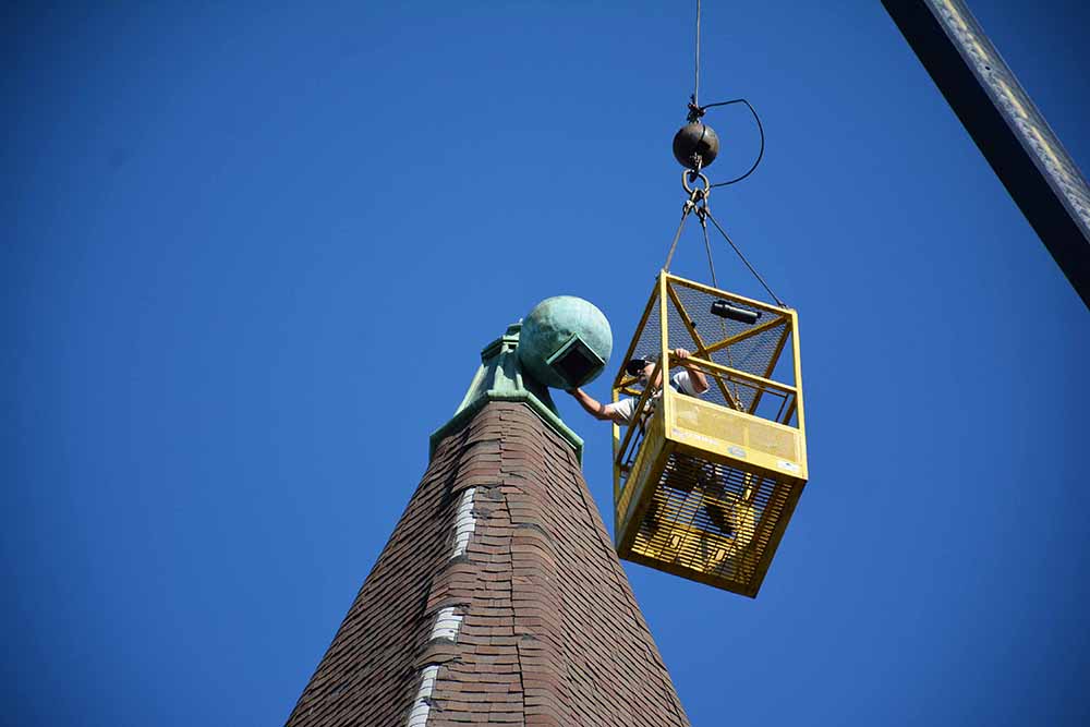 Piqua steeple under repair - The Iola Register