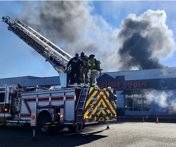 Tar fire damages Harbor Freight roof